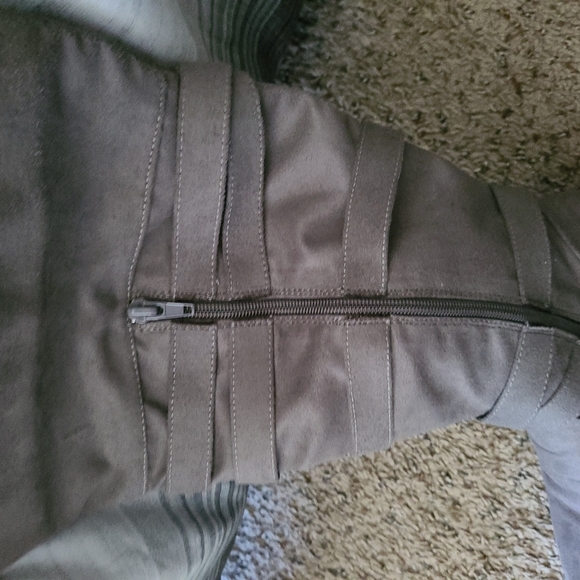 Just below the knee flat boots. Zip up on side. - Picture 3 of 6